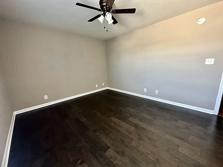 Two Bedroom Pet Friendly Apartment For Rent Near Post! — Photo 27