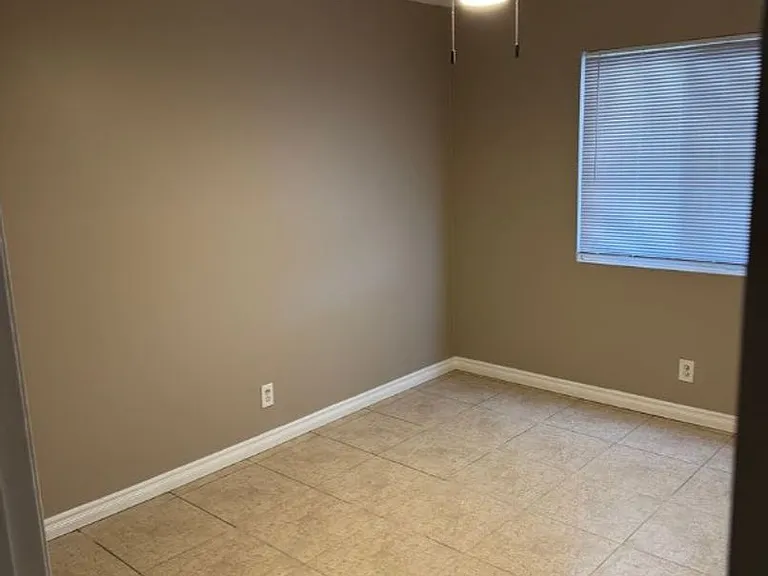 405 S Kroeger St — Photo 13