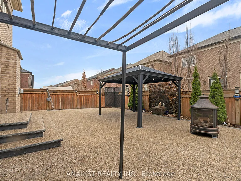 61 Ross Vennare Cres — Photo 44