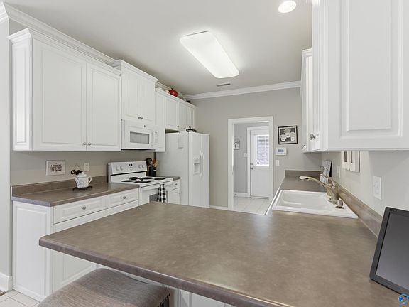 5th image of 930 Tracey Ln