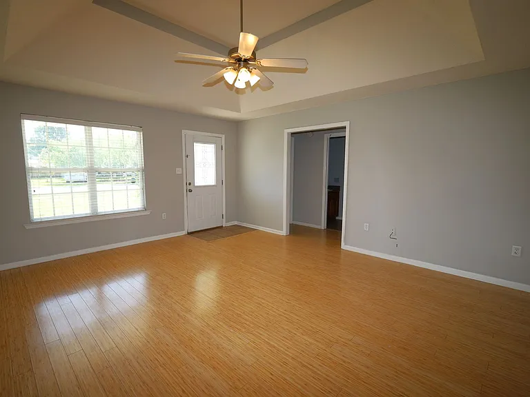 812 Madelyn St — Photo 2