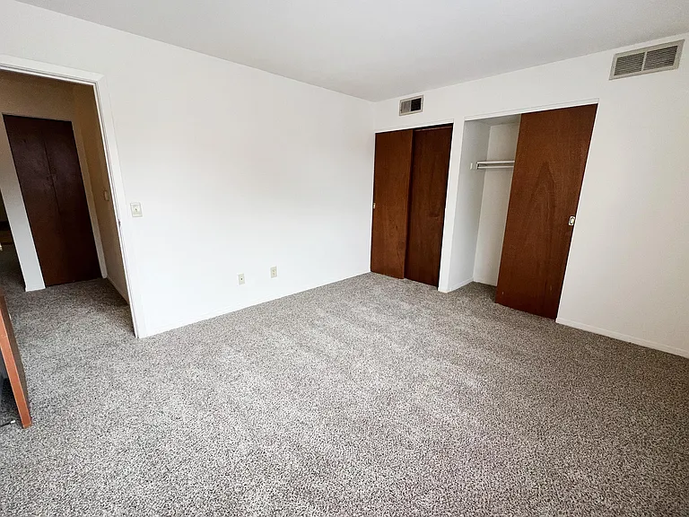 Four Worlds Apartments — Photo 34