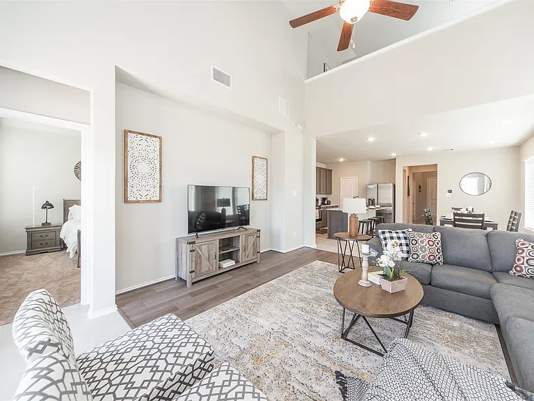 1915 Meadow Trail Dr — Photo 9
