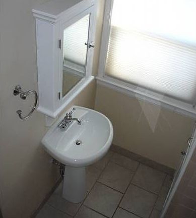 Nice bath, tub too
