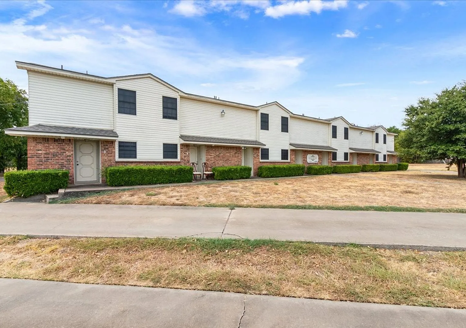 Townhome *Leasing Special Available* — Photo 3