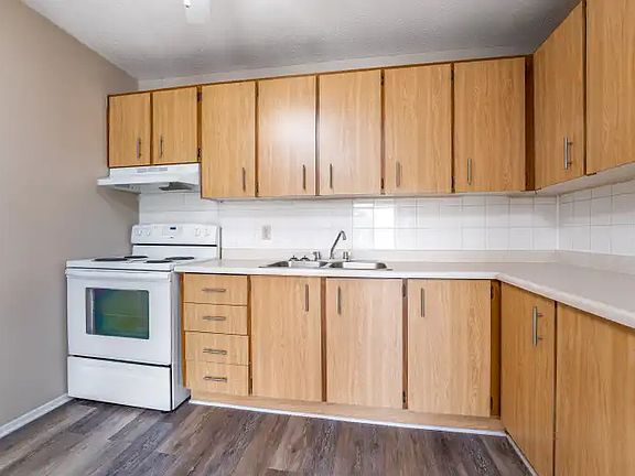 4th image of 2444 Cleroux Cres #1