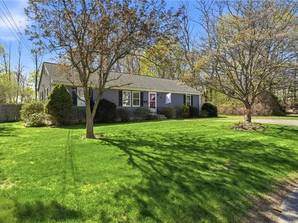 1 Roslyn Ave, Bristol, RI 02809