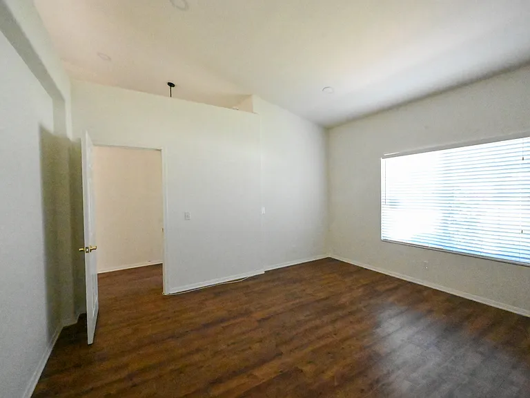 4208 Grandview Dr — Photo 3