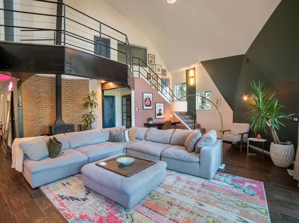 868 Pine Trl, Twin Peaks, CA 92391