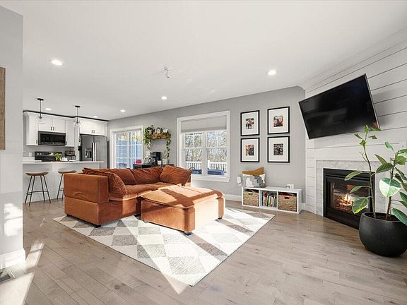 4th image of 124 Brook Road #2