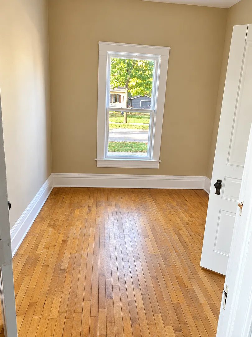 East Ave — Photo 4