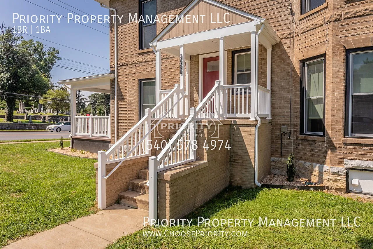 New Price! Amazing Remodeled 1BA 1BA Custom Apartment, Harrisonburg — Photo 1