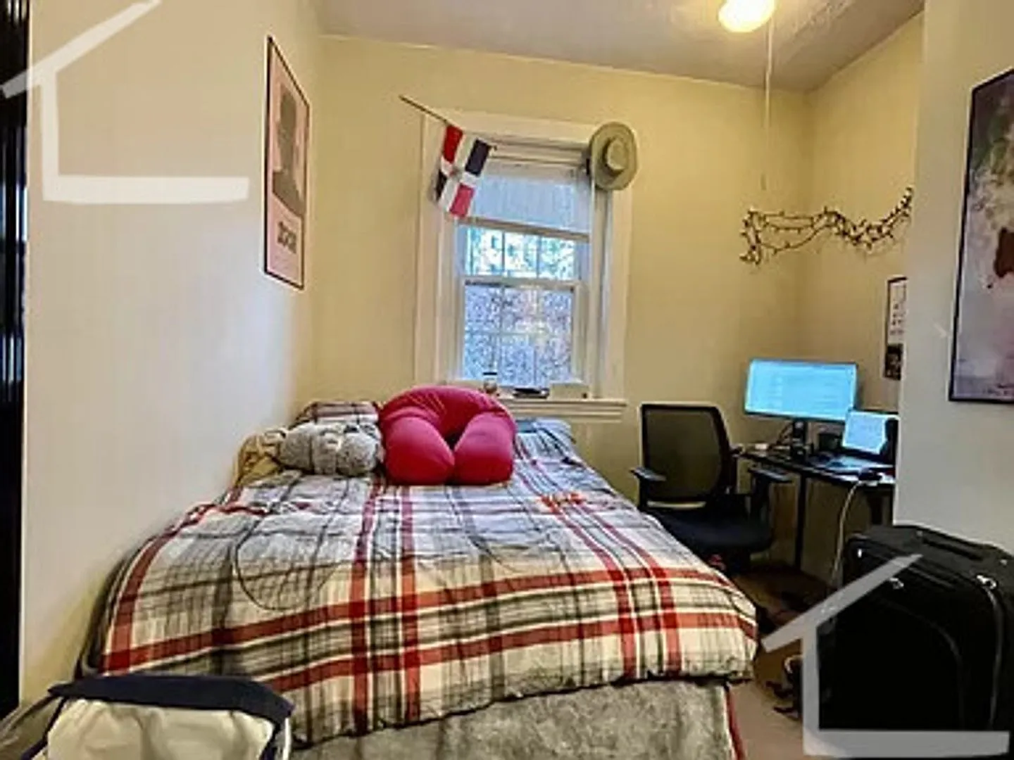 Huge 3 bed near BU and the Green Line in Brookline! — Photo 3