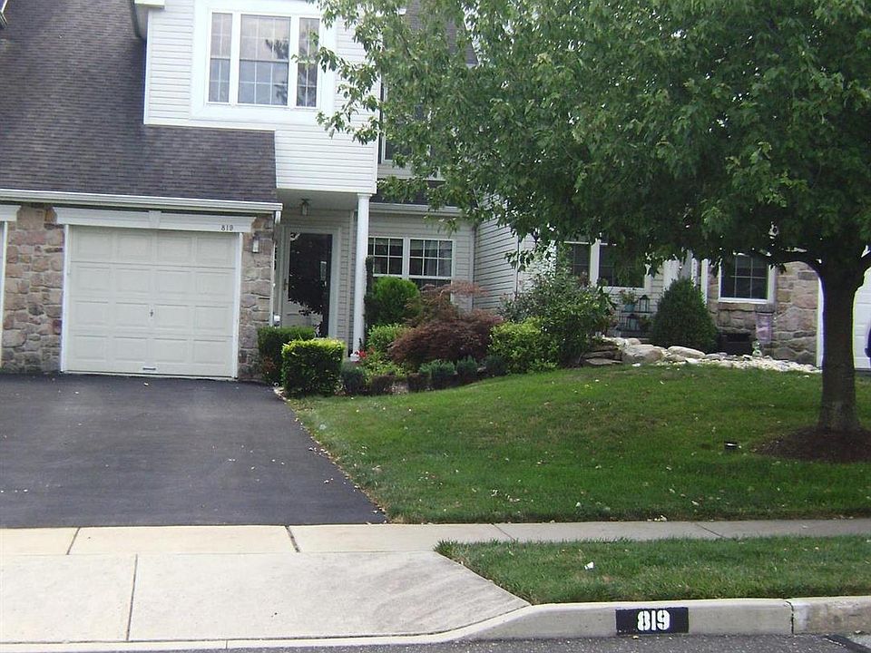 2nd image of 819 Sherrick Ct