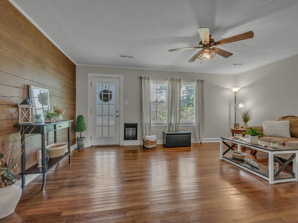 1025 Greenwood Rd, Charlotte, TN 37036