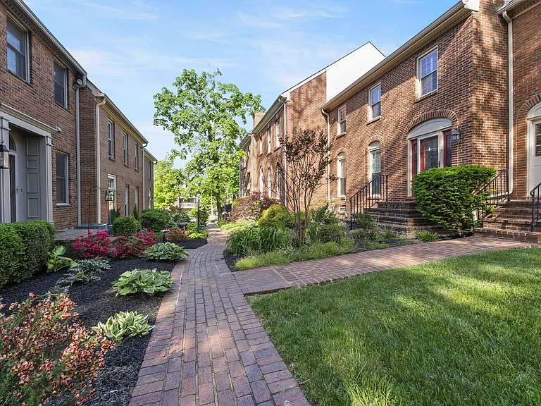 236 Chippendale Cir #236 — Photo 2