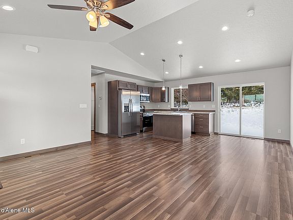 3rd image of 102 W Narcissus Ct