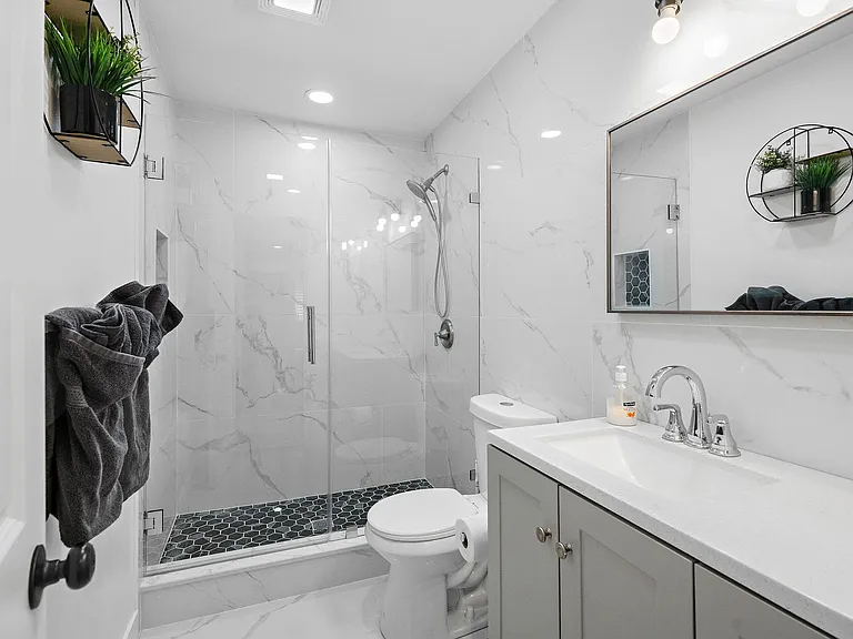 4303 W Woodlawn Ave — Photo 17