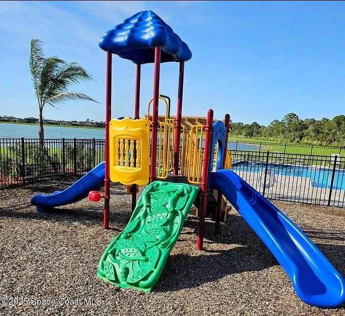 4 bed, 2.0 bath, 1828 sqft, $2,400 — Photo 3