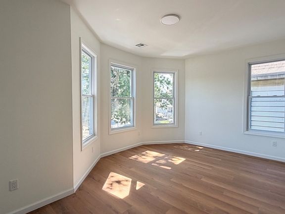 3rd image of 346 Woodside Ave