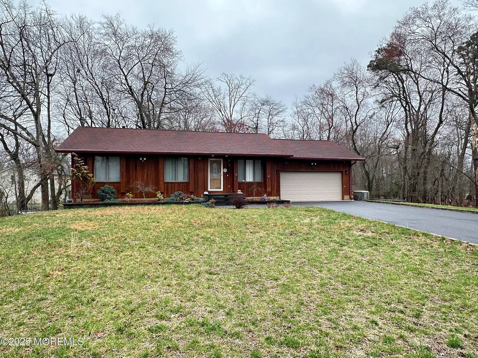145 Rochelle Avenue photo 1