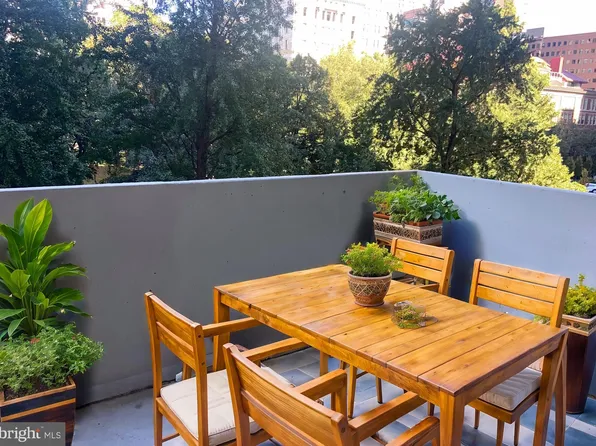604 S Washington Sq APT 308, Philadelphia, PA 19106