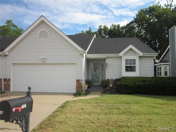 1327 Eagles Way Ct, Hazelwood, MO 63042