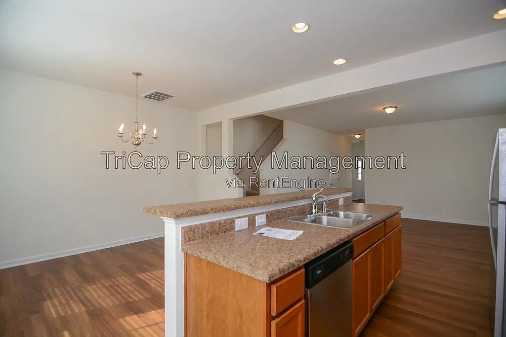3 bed, 2.5 bath, 1630 sqft, $1,790 — Photo 2