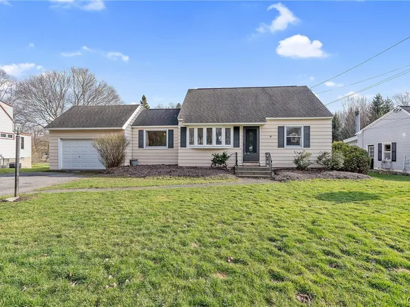 104 Rowena Dr, Camillus, NY 13031