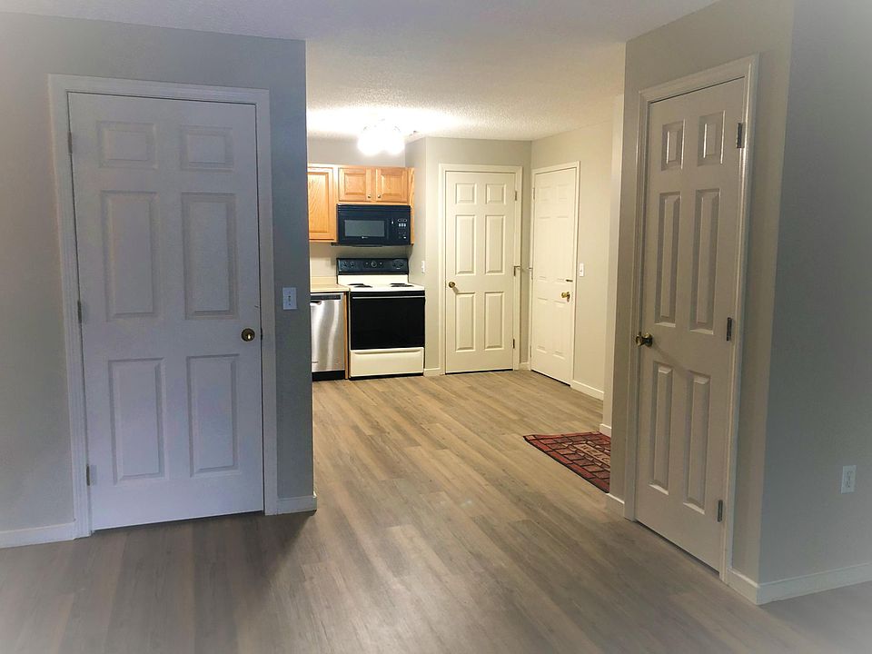 1st image of 3 Oak Hill Ln