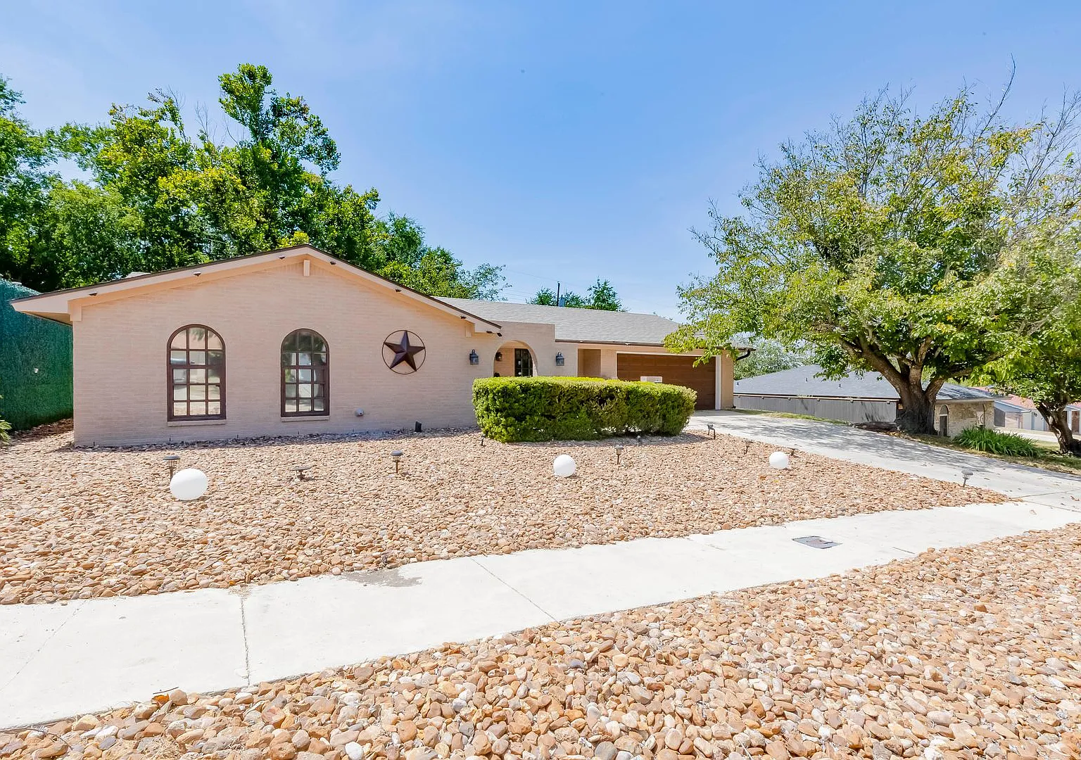 906 Tammy Drive — Photo 3