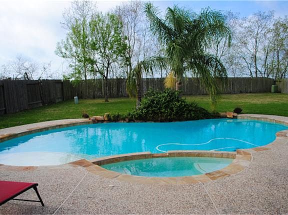 Relax as if you were always on vacation in your very own pool and spa.