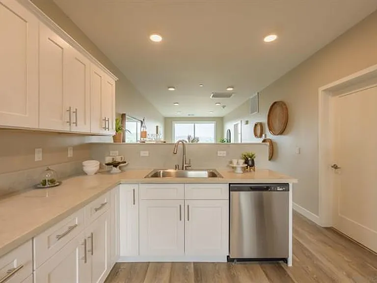 1316 E Grand Ave #104 — Photo 12