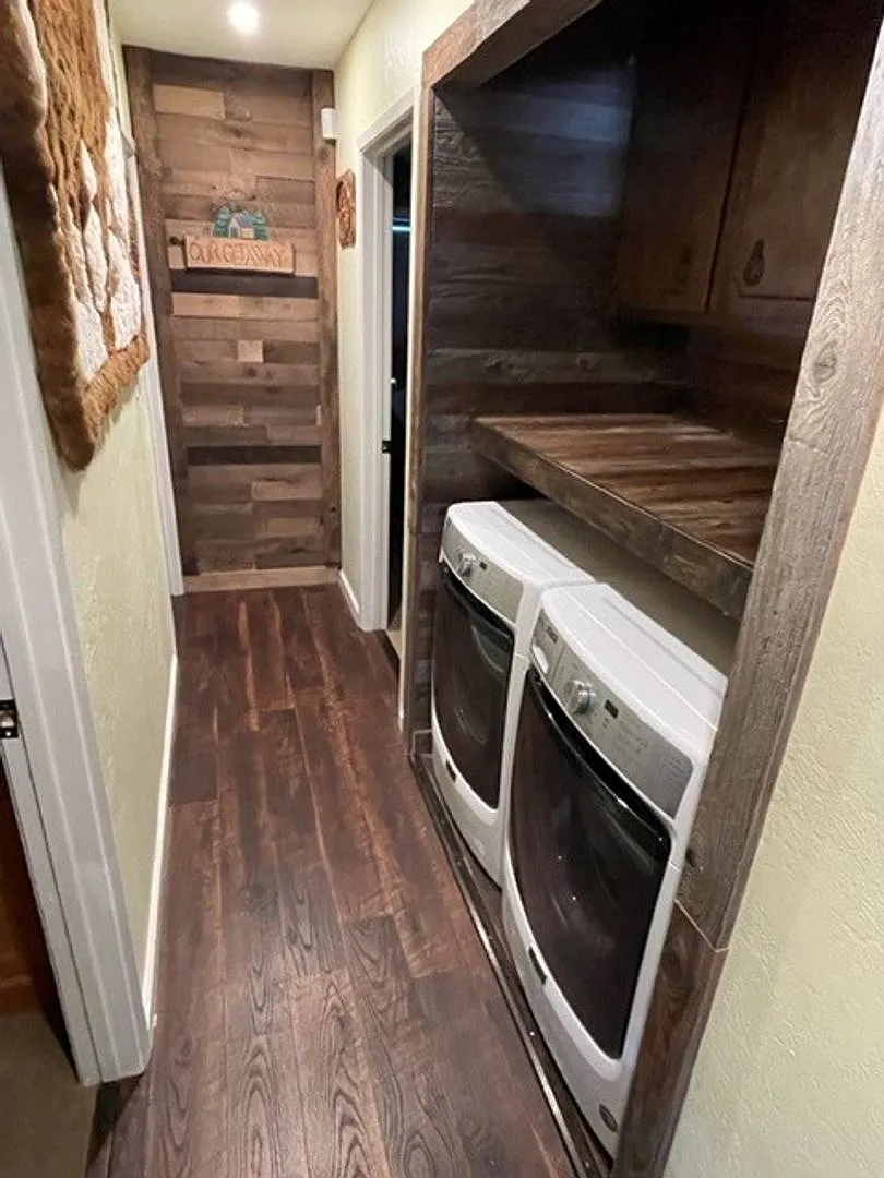 3Bd home in a quiet neighborhood only minutes to the beach and bus lines!! Available for a long t... — Photo 4