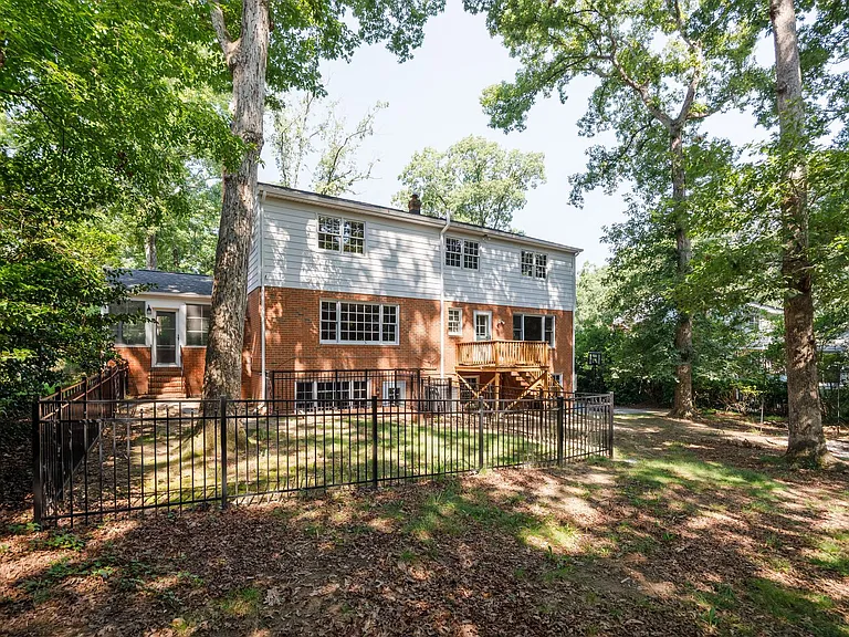 2401 Scarsborough Dr — Photo 49