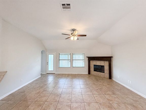 3rd image of 709 Ravenwood Dr