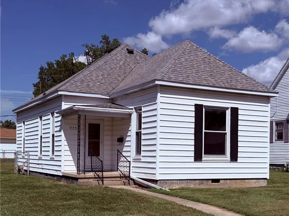 2508 Richmond Ave, Mattoon, IL 61938