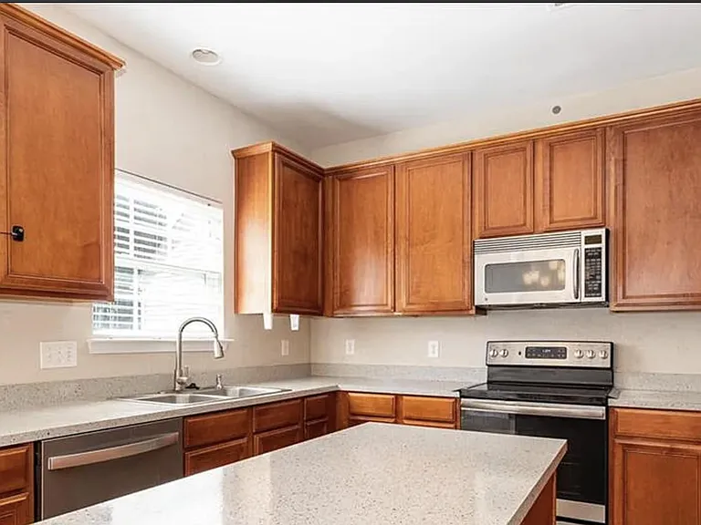 1212 Oakdale Commons Ct — Photo 8