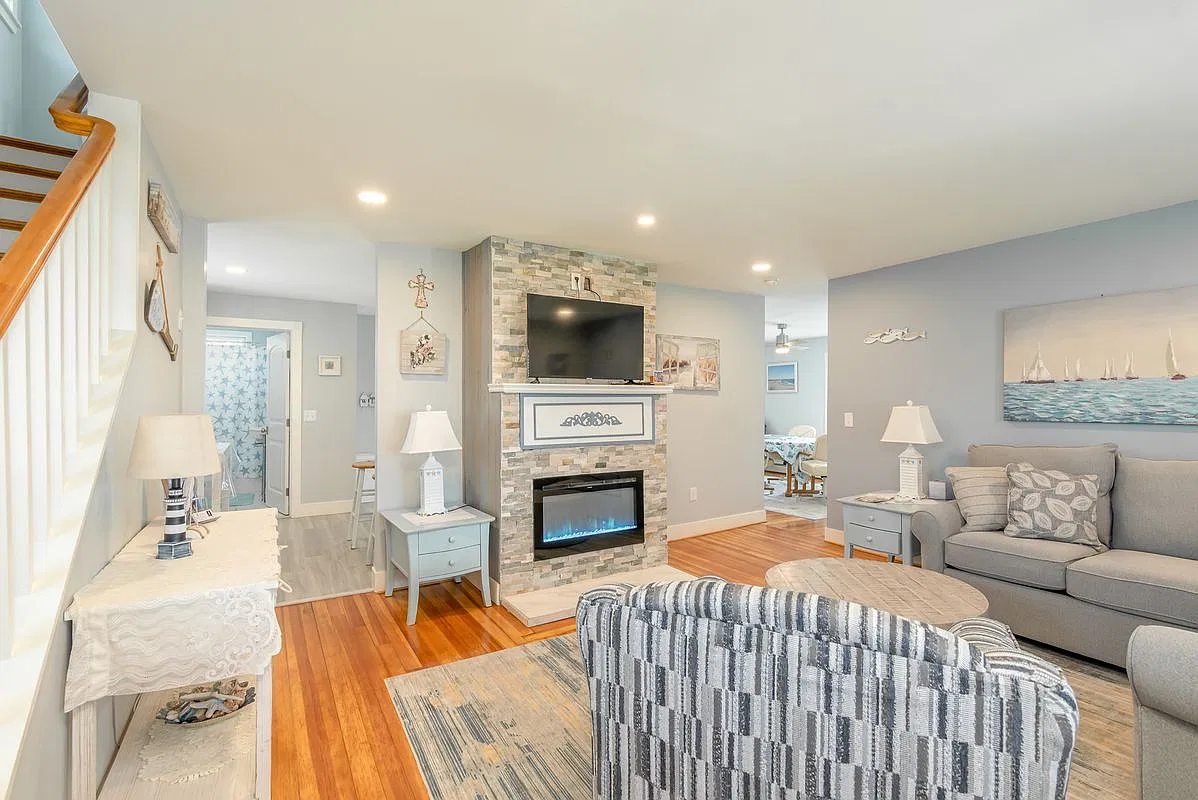 2 bed, 2.0 bath, 1400 sqft, $2,500 — Photo 3