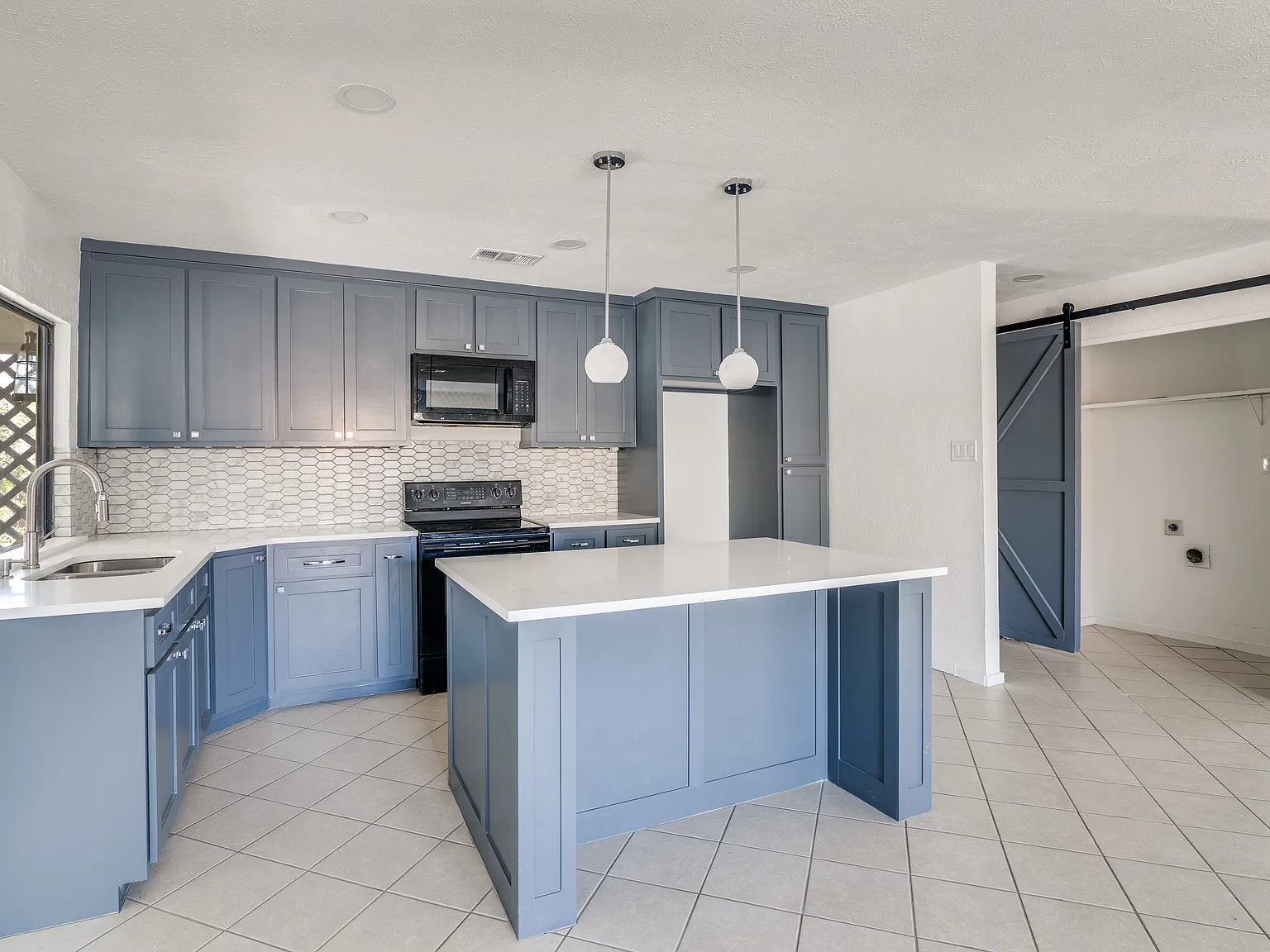 3 bed, 1436 sqft, $2,300 — Photo 3