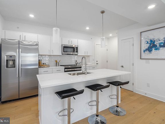 3rd image of 825 Bainbridge St #304