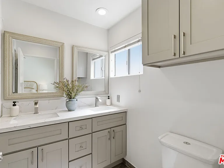 11110 Camarillo St #122 — Photo 18