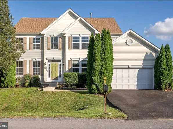 101 Calvert Cir, Bunker Hill, WV 25413