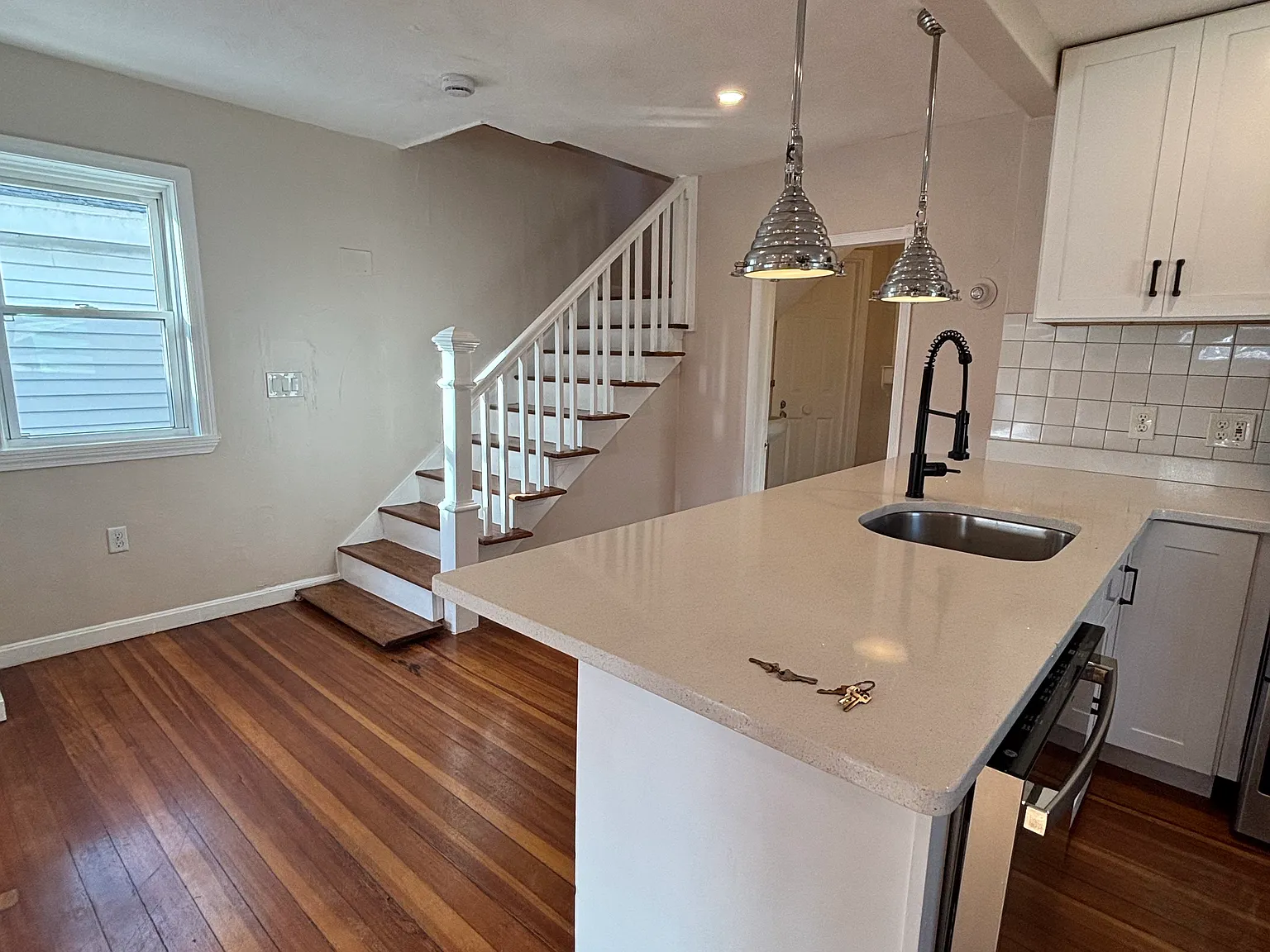 3 bed, 1.5 bath, 1250 sqft, $3,200 — Photo 3