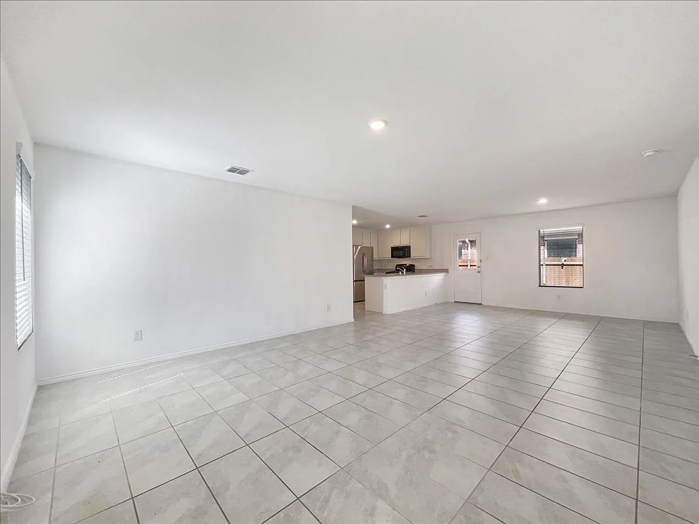 Move in ready! 3-bed 2-bath 1400+ sqft home located in the desirable Preserve at Honey Creek subd... — Photo 4