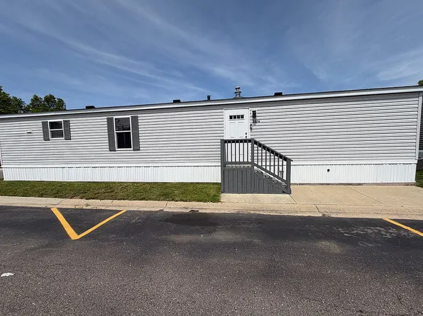 2376 Harbor Dr, Fenton, MI 48430