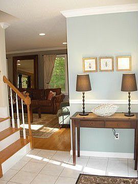 Lovely foyer w new tile floor