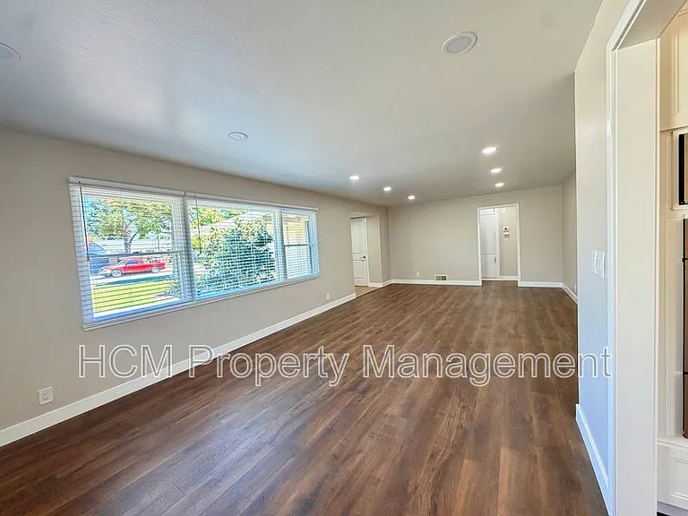 318 S California St — Photo 4