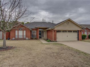 920 SE 38th St, Moore, OK 73160