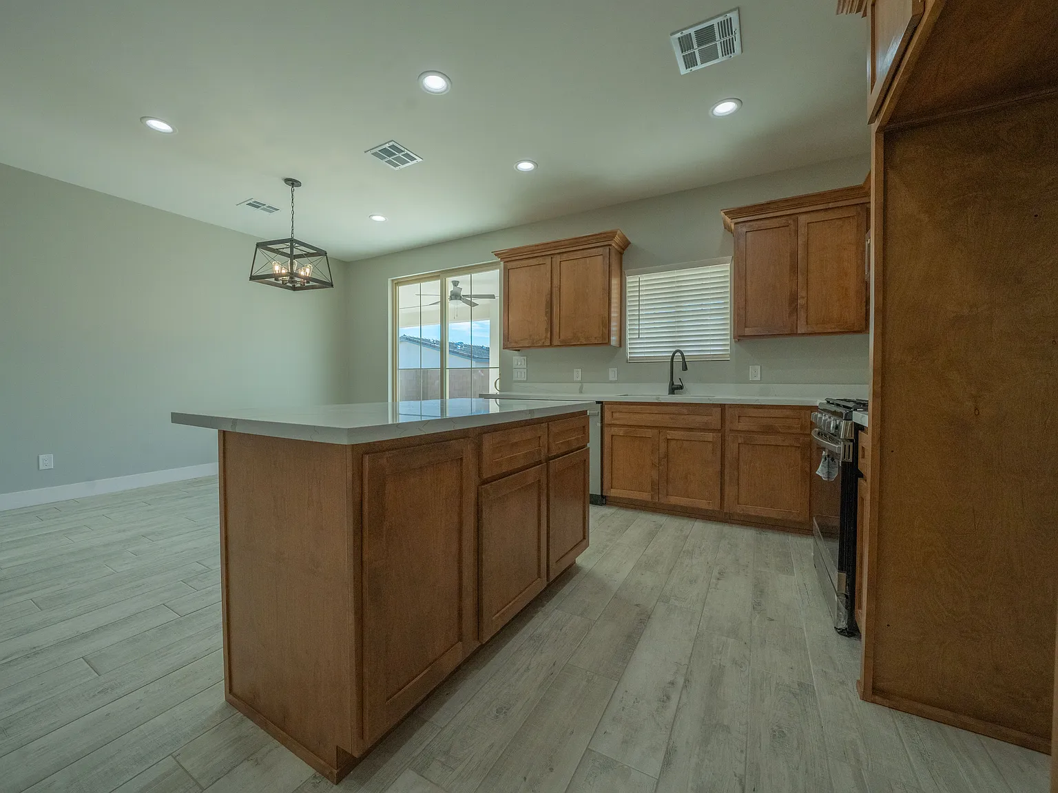3 bed, 1325 sqft, $2,350 — Photo 4
